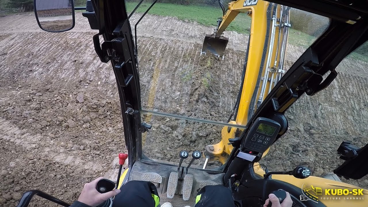 Svahovanie | JCB 8085 midi excavator | Cab view
