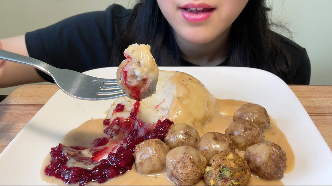 ASMR IKEA SWEDISH MEATBALLS, GRAVY, LINGONBERRY, MASH POTATOES *EATING SOUNDS* 宜家肉丸声控吃播|YingBao ASMR