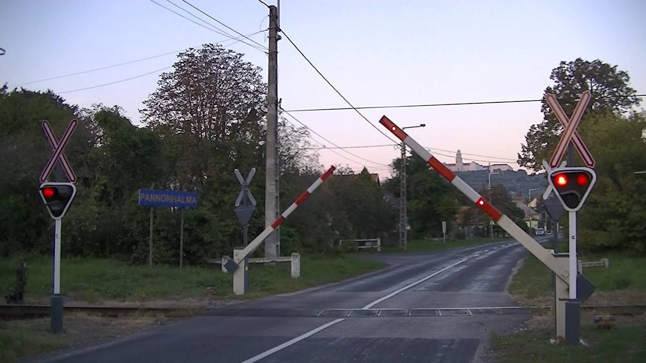 Spoorwegovergang Pannonhalma (H) // Railroad crossing // Vasúti átjáró