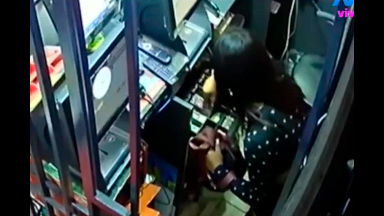 Pareja de ladrones ejecuta 'inusual técnica' para apoderarse del dinero de casa de apuestas