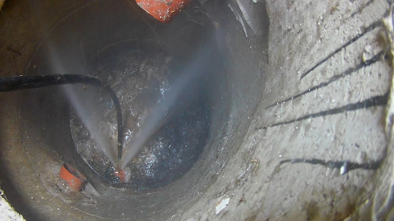 Запушена канализация на блок Отпушване с Вода под високо налягане от канализационна шахта