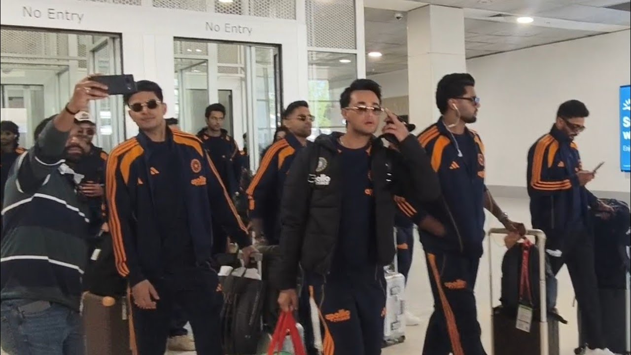 TEAM INDIA ARRIVES IN MELBOURNE FOR 2ND T20I - FANS CLICK SELFIES AT AIRPORT - GILL, ABHISHEK