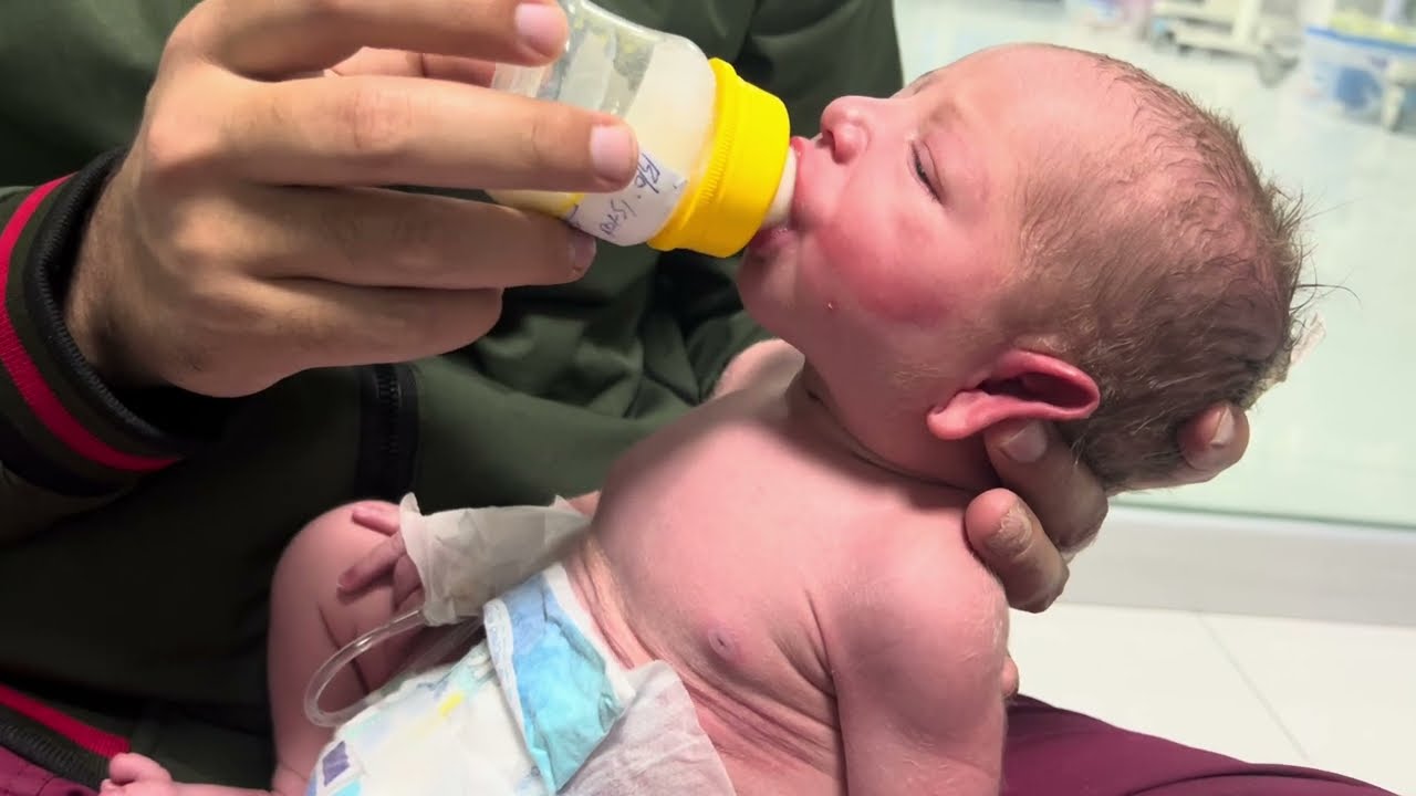 Heart-Melting Baby Bottle Feeding with Sweet Hugs🤣🤗💖