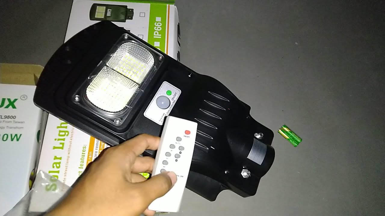 Lampu PJU Tenaga Surya ,Nyala otomatis saat malam hari tahan 12 jam  dilengkapi remote control