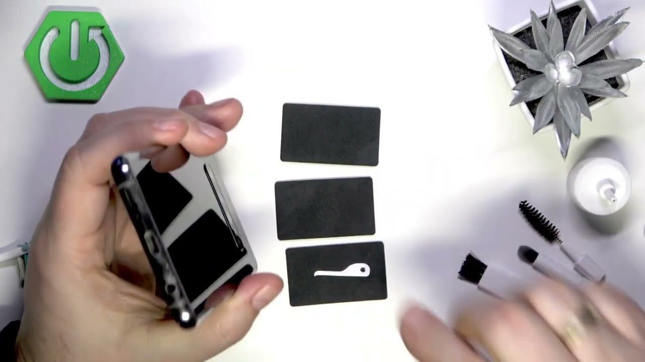 SAMSUNG Galaxy S10+ - How to Clean USB-C Charging Port