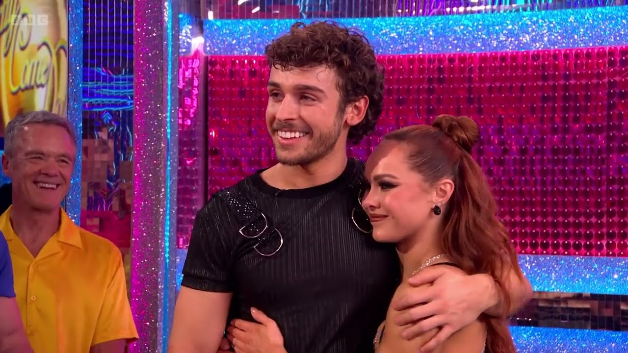 Оценки судей Джорджа Кларка за пасо добле в финале Strictly 2025.