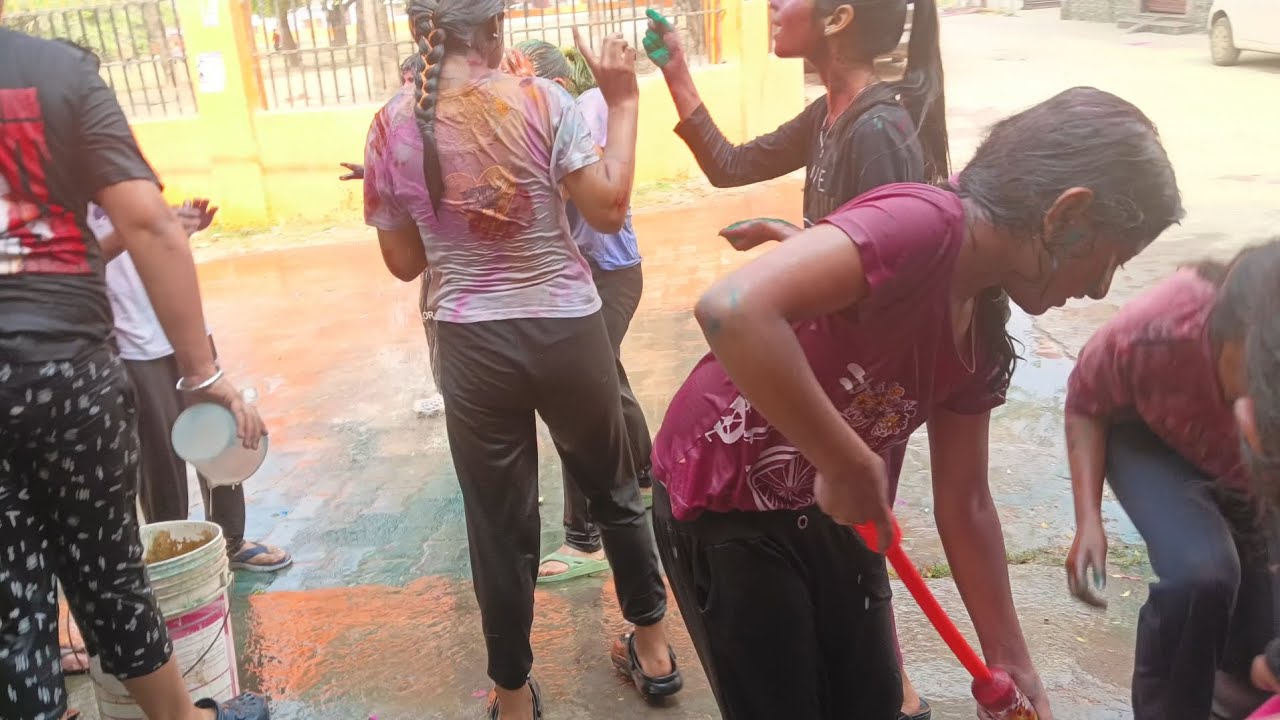 होली पर बच्चों संग मस्ती