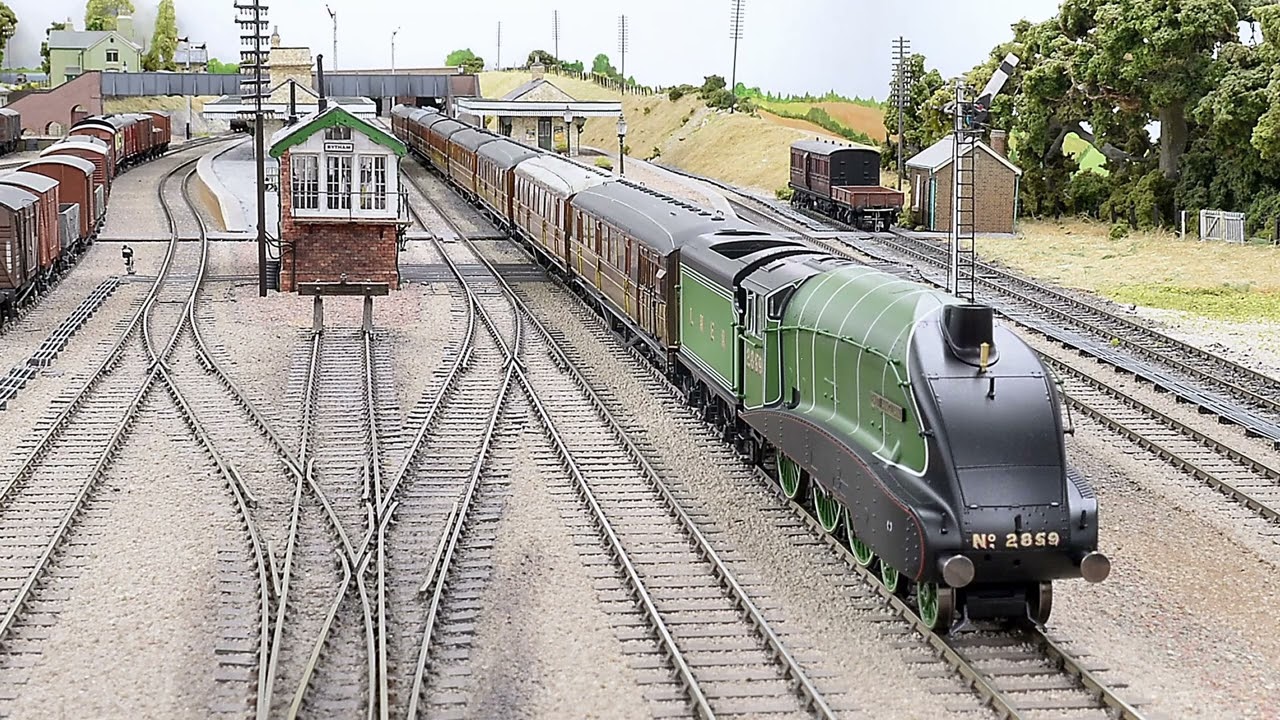 Hornby's new streamlined B17/5 put to the test!