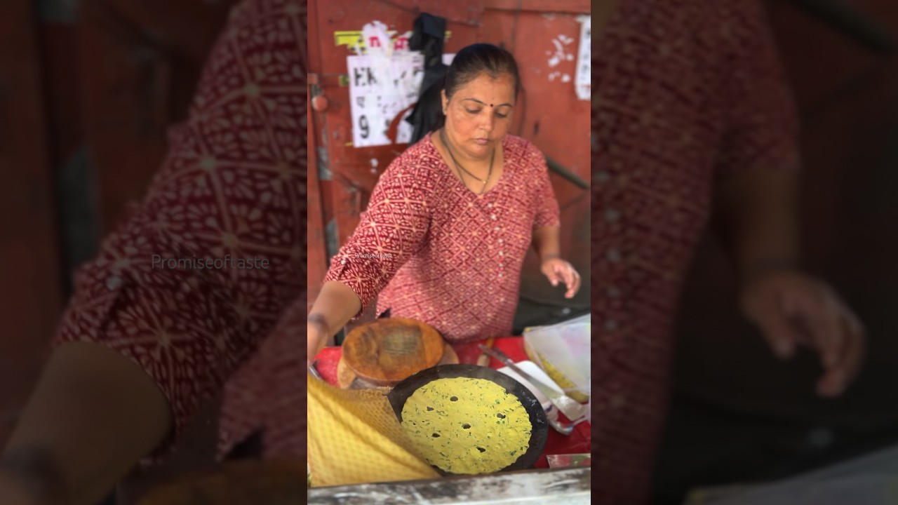 Pune Aunty Selling Thalipeeth for Rs.30/-😍 #explore #streetfood #shortvideo #shorts #pune