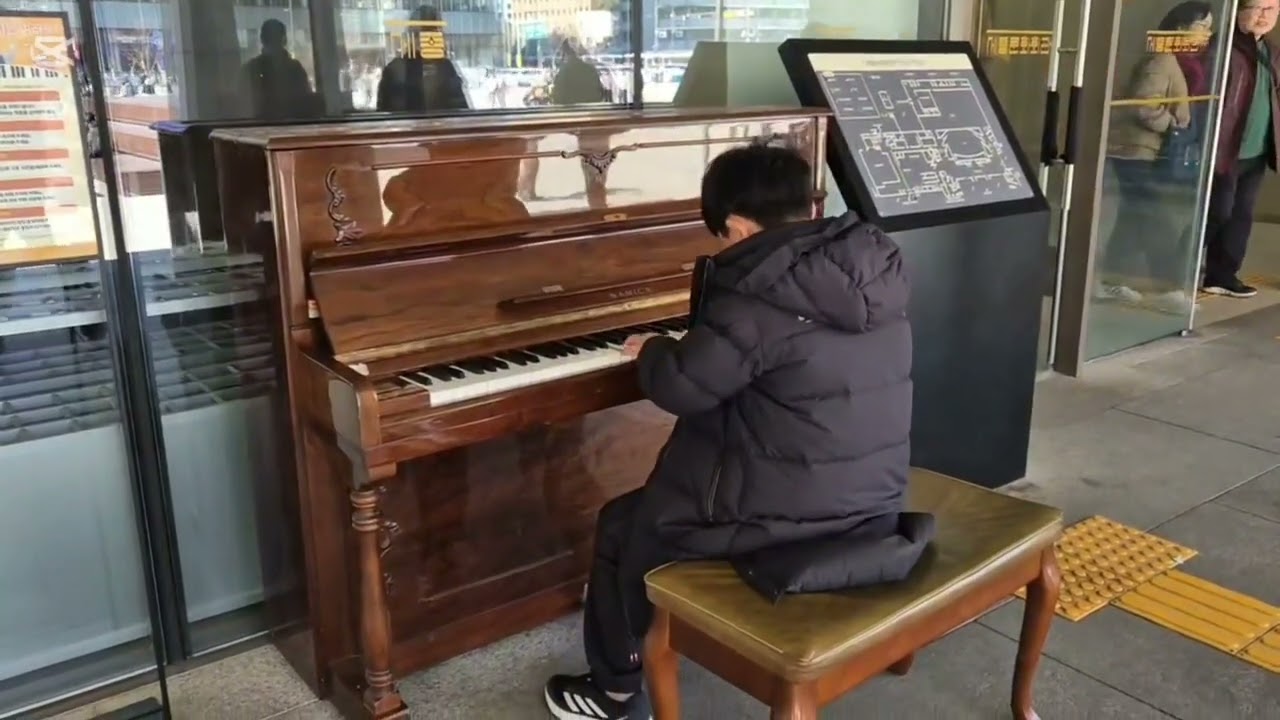 서울세종문화회관 앞 피아노(캐논)