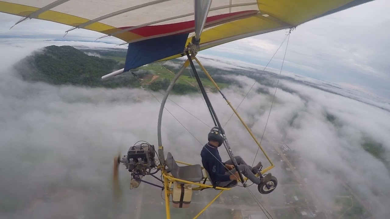 Voando de ultraleve trike  no nevoeiro da serra do Acari