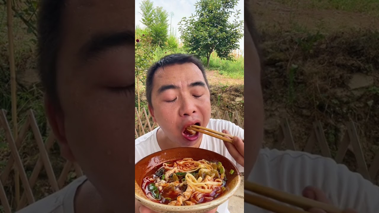 兄弟姐妹们 吃饭了哦 今天吃酸菜肉丝面条 简简单单又是一餐#抖音美食推荐官 #美食 #普通的饭菜都是家的味道 @DOU+小助手