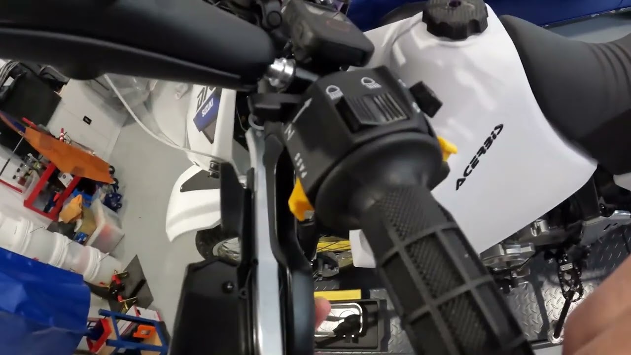 Suzuki DR650SE Barkbuster Fitting