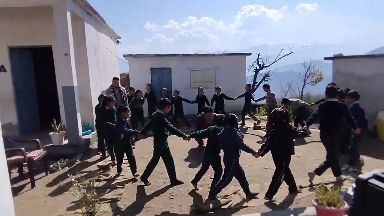 बच्चों के साथ खेल,(एक लड़की धूप में बैठी रो रही थी) ।👌👌