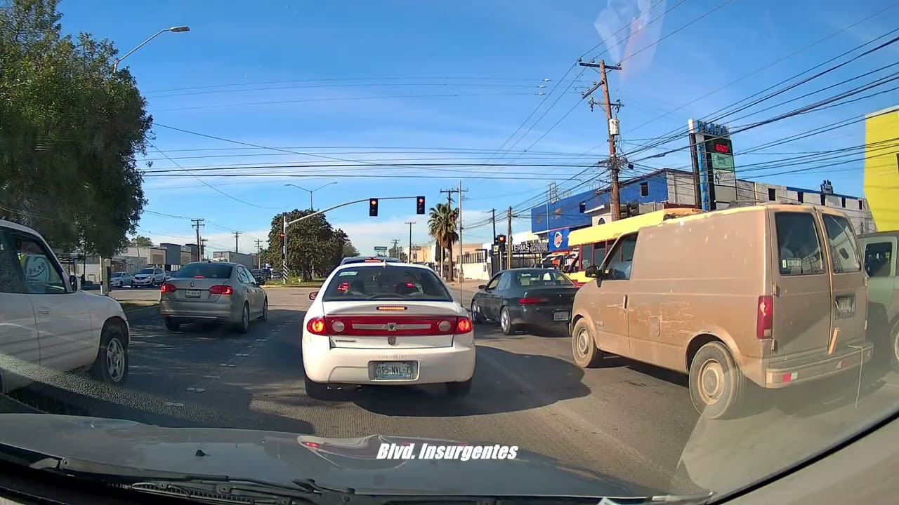 Tijuana, trayecto por el Blvd. Insurgentes de por el panteon de Los Olivos hasta la calle Aztecas