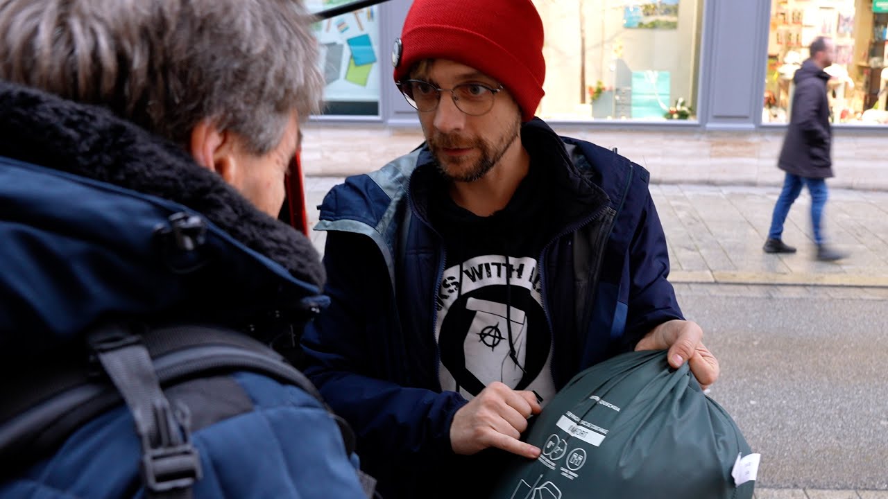 Schlafsäcke für Obdachlose: So hilft ein Streetworker im Winter