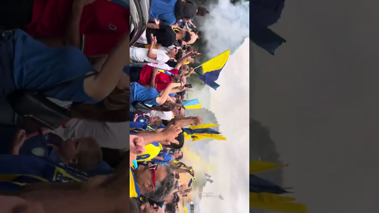 L’arrivo del pullman della Carrarese allo stadio ……il sogno della B si è avverato