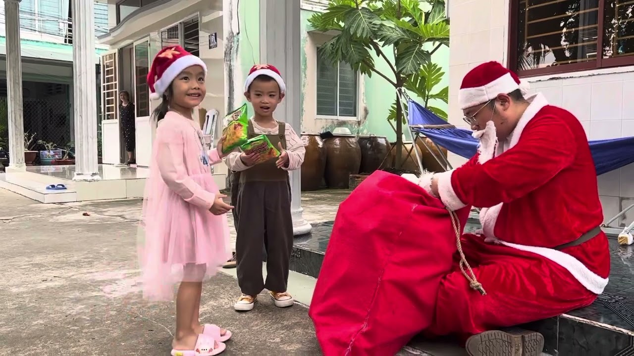 Nhận quà Noel 2023
