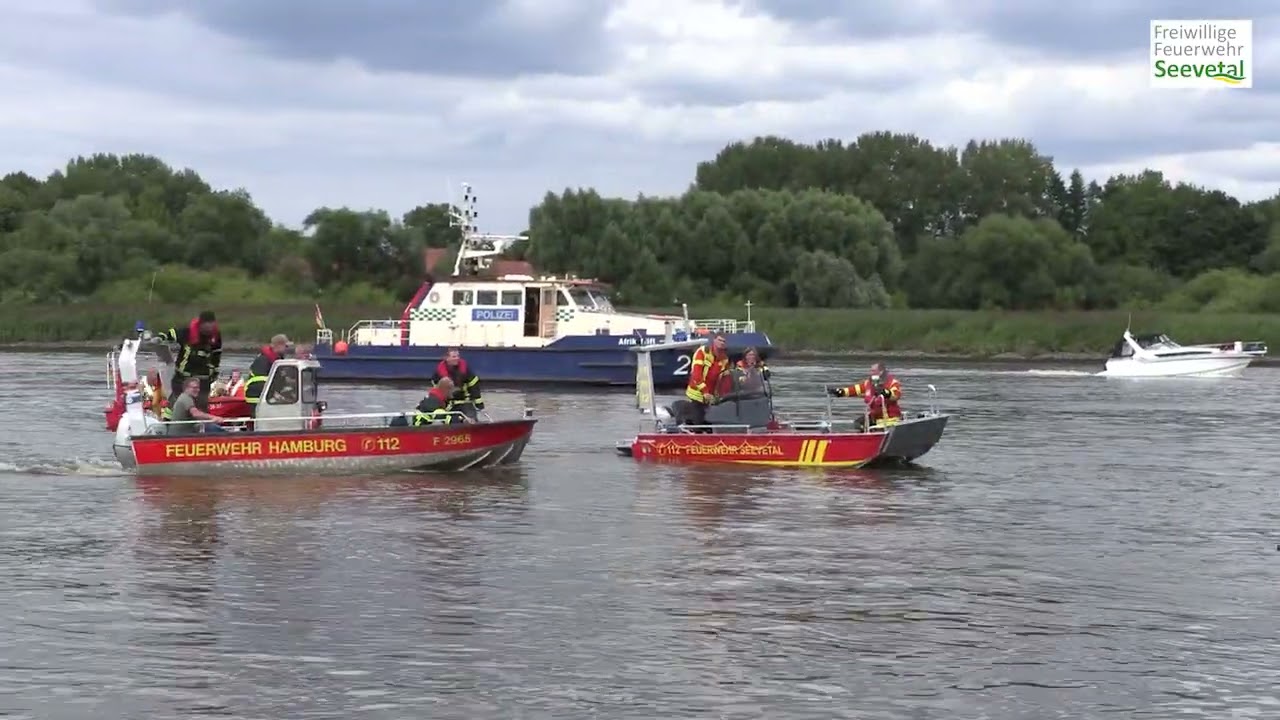 Feuer in einem Motorboot auf der Elbe