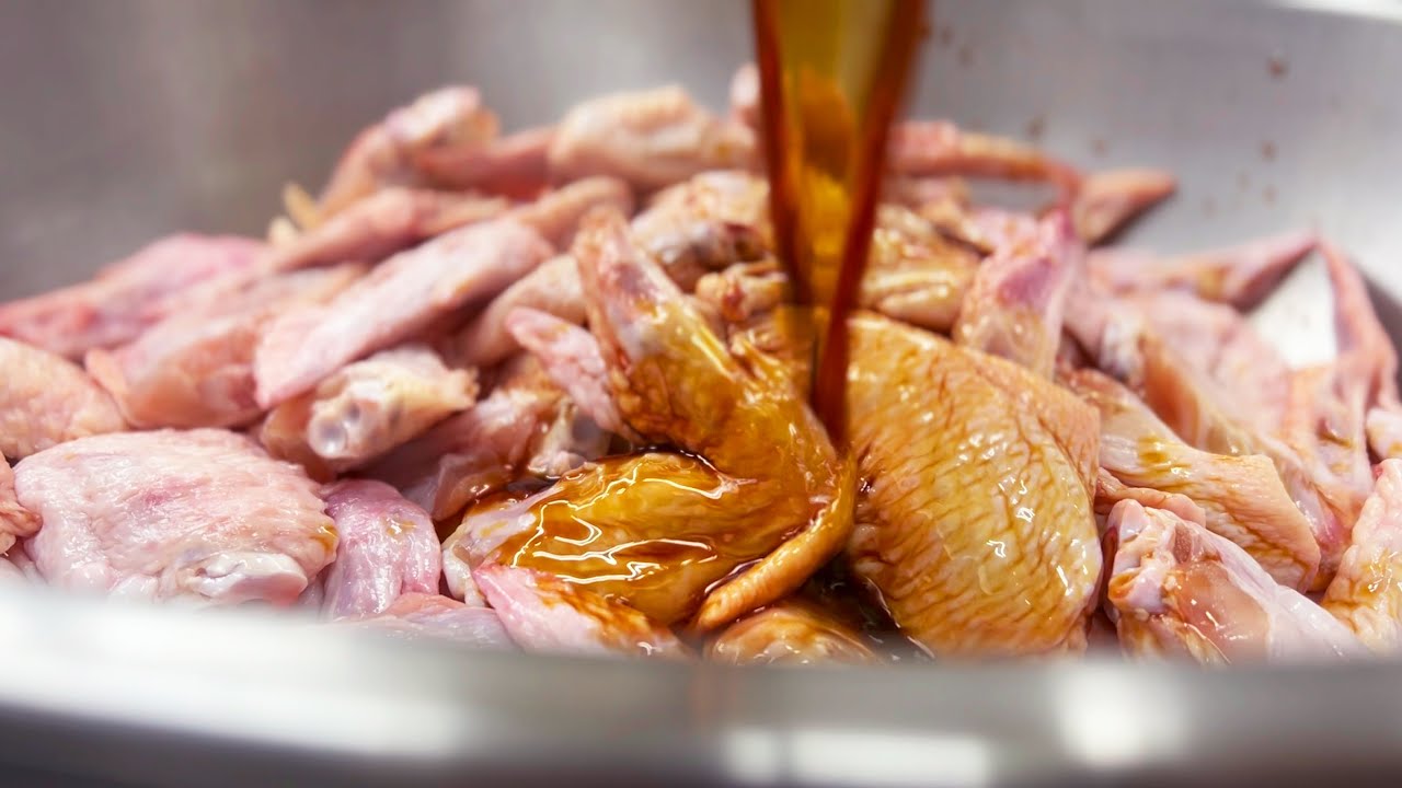 【中華料理店のまかない】美味しい手羽先煮込み　 Delicious chicken wings　共に働く仲間たちのために一生懸命に作った賄いの調理風景動画。