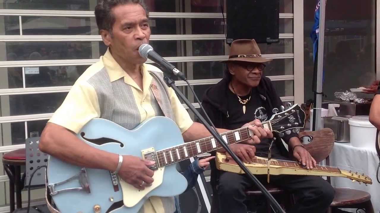Ambon Manise group:Simon Leuwol , Frans Sitanala , Johnny Hukom en Dancers
