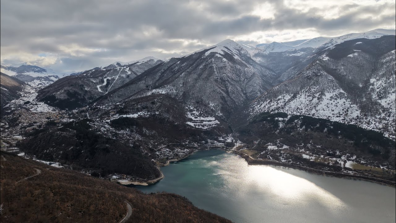 Lago di Scanno. L’Abruzzo ha un cuore verde: ecco la vista che non dimenticherai mai.
