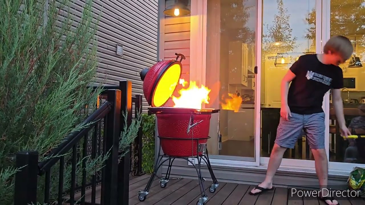 Керамический гриль KAMADO JOE с функцией коптильни.