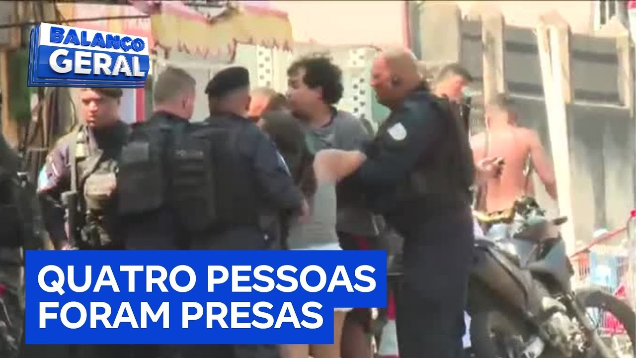 Manifestantes bloqueiam rua em protesto após morte de barbeiro