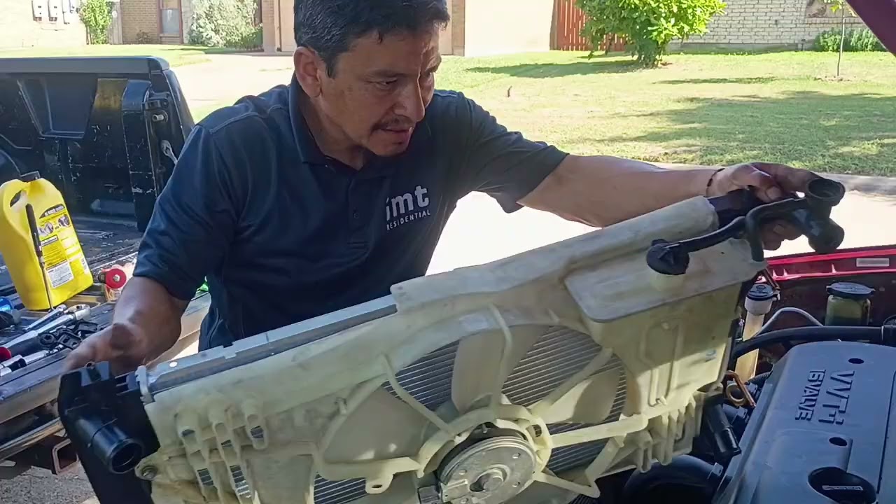 Cómo instalar un radiador de un Toyota Corolla 2008.