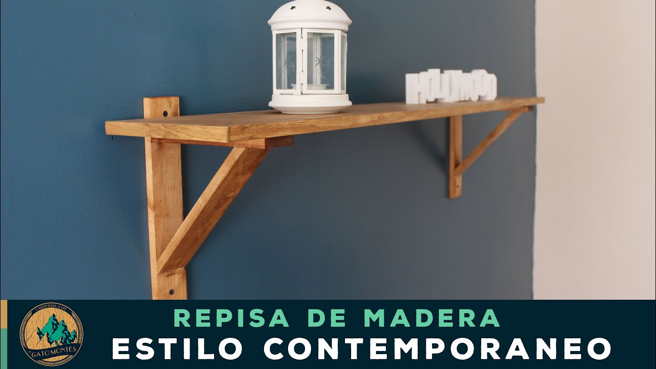 Repisa de madera con pocas herramientas