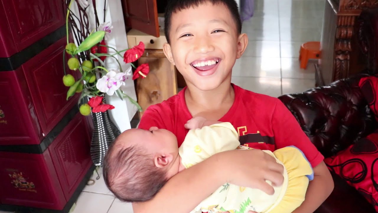 JANTUNG COPOT! Kakak Disuruh Momong Bayi Baru Lahir Malah Cara Gendong nya Bikin Ngilu..