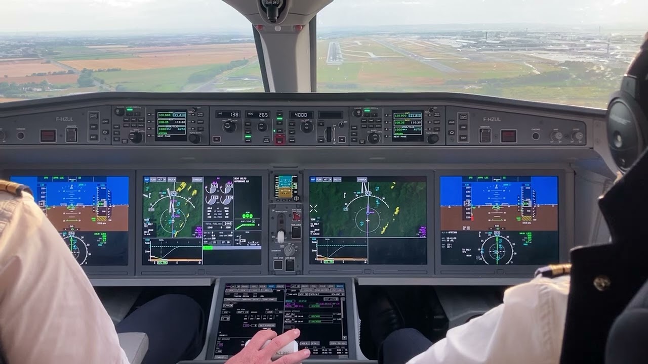 Air France A220 atterrissage Roissy (Paris cockpit landing)