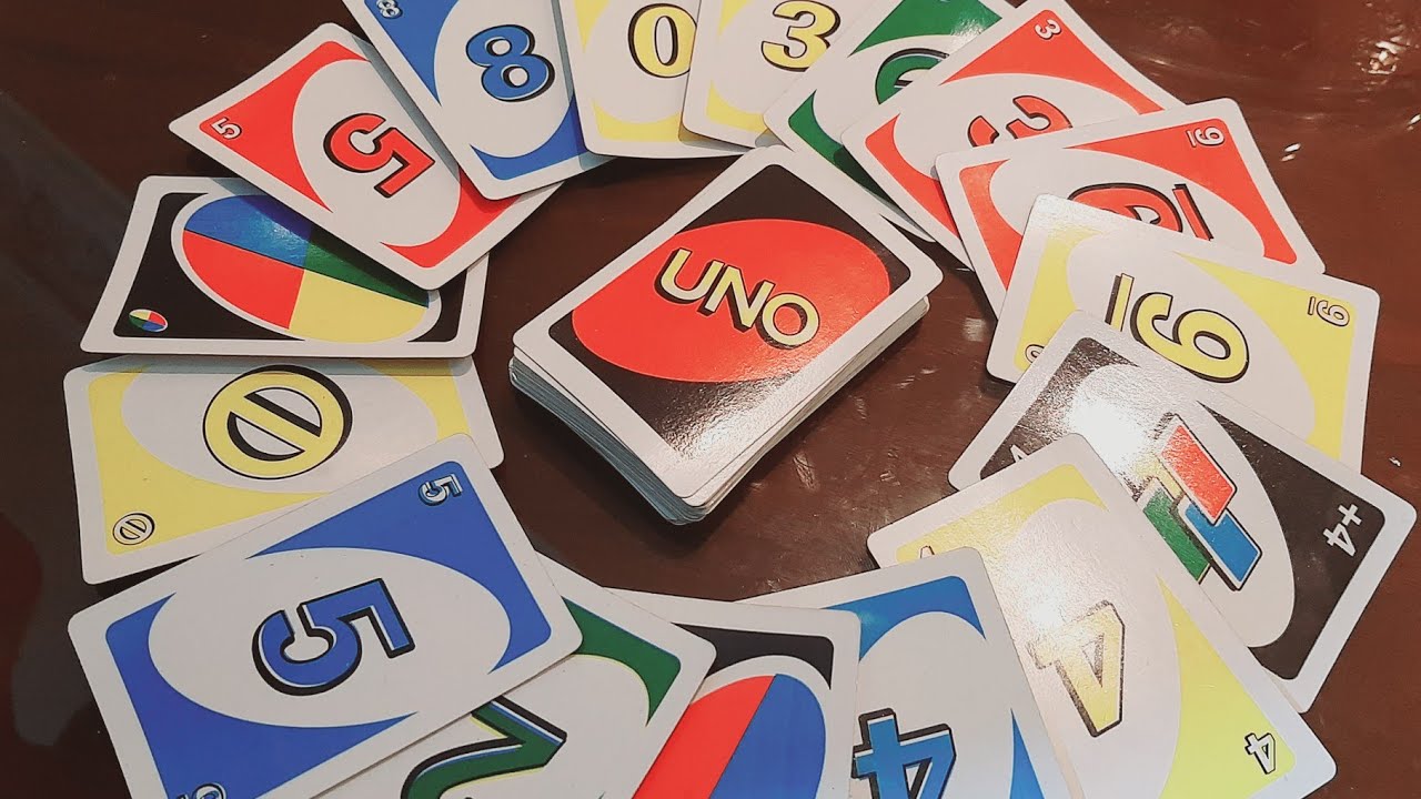 لعب لعبة UNO .