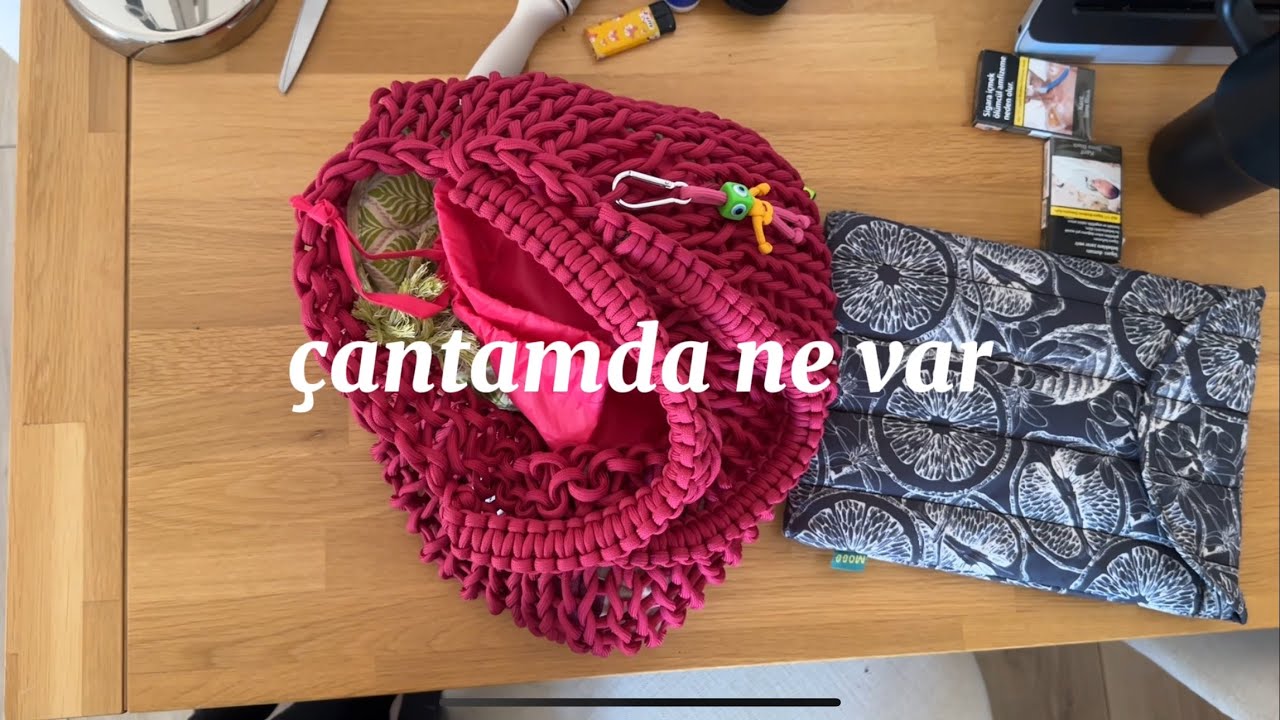 çantamda ne var // histerik bi şekilde çantamdakileri anlatıyorum