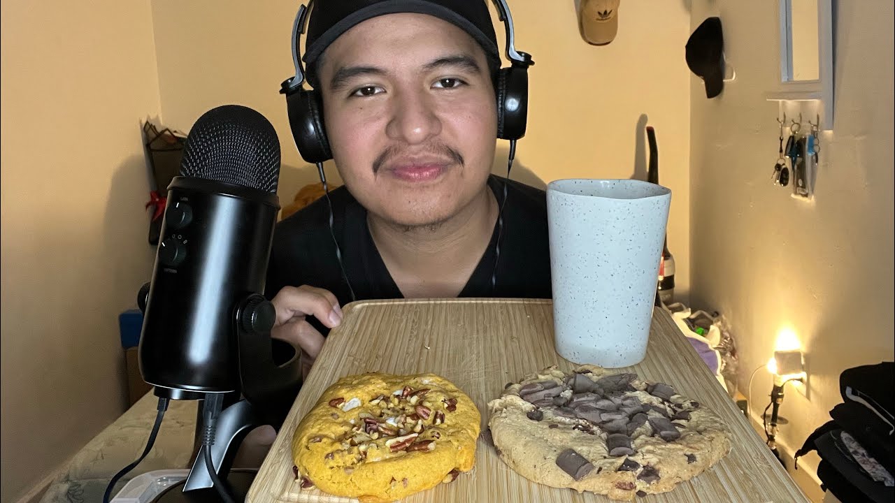 ASMR Eating King Cookies 