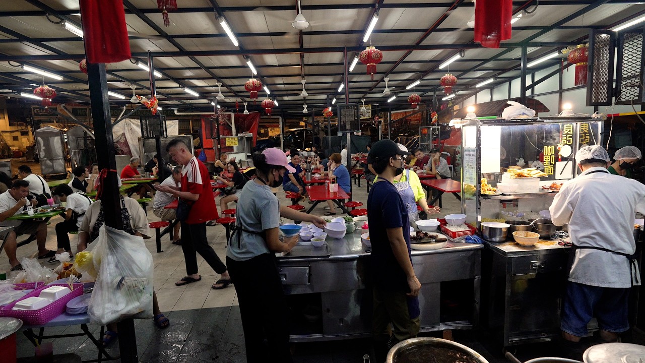 Char Siew Wanton Noodles - A Stall with Over 40 Years of History, Run by a Hardworking Owner!
