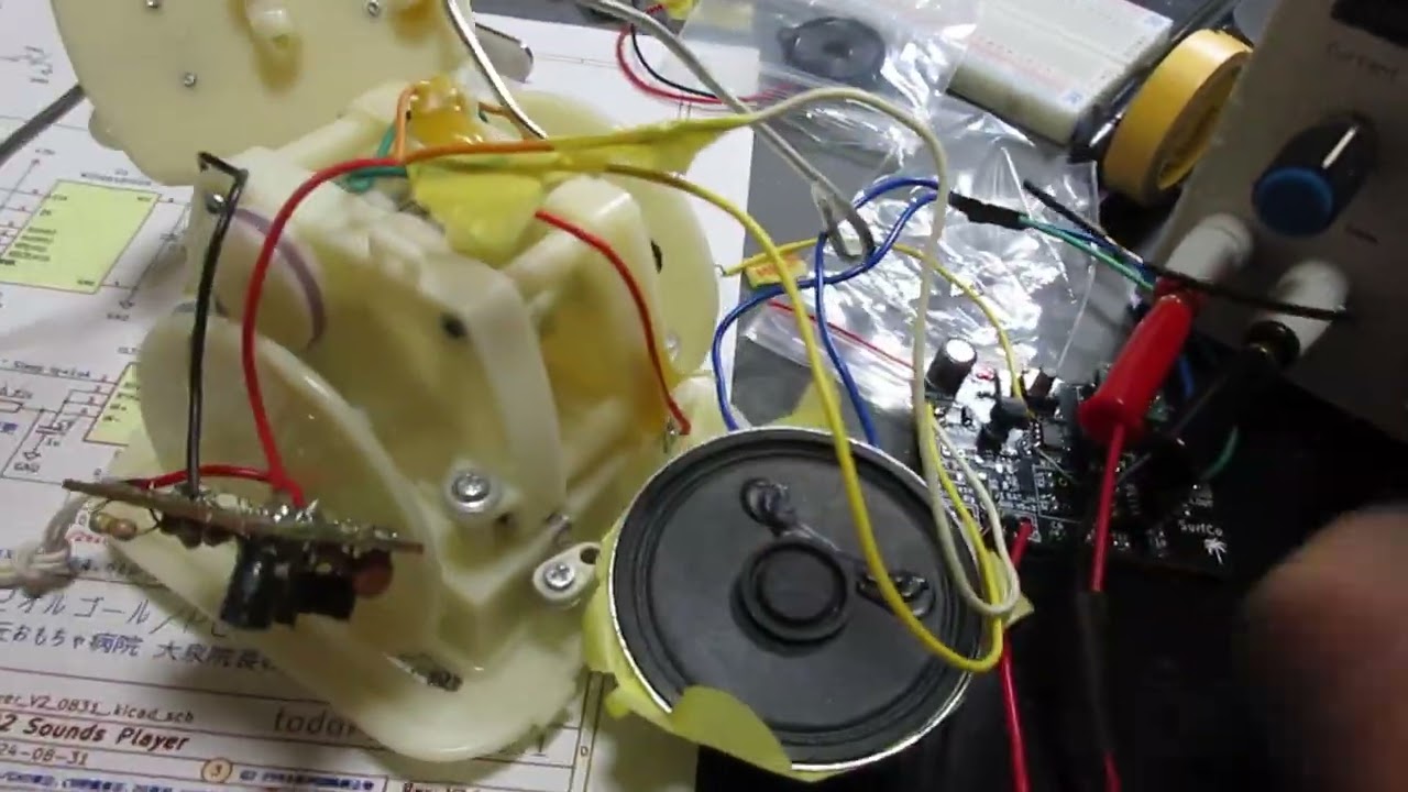 踊るゆきだるま人形を修理中です。