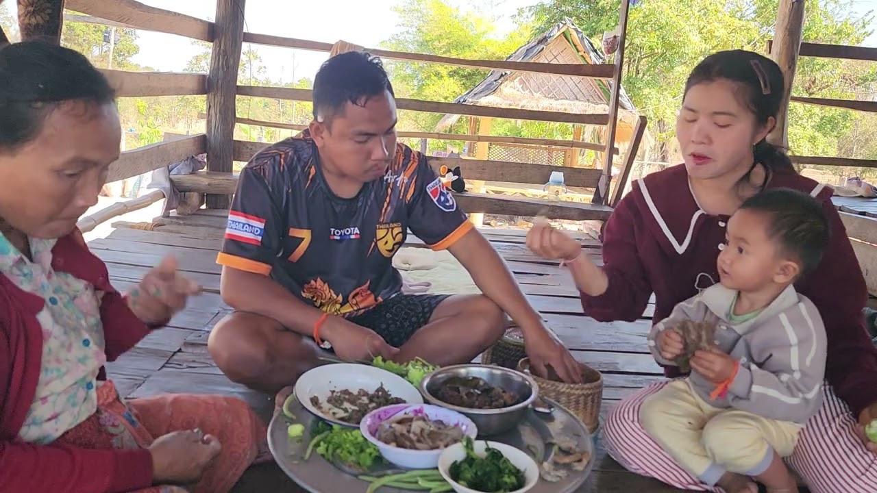 กินข้าวเช้าเมนูลาบเหนือต้มแซ่บ​อยู่เถียงนา​