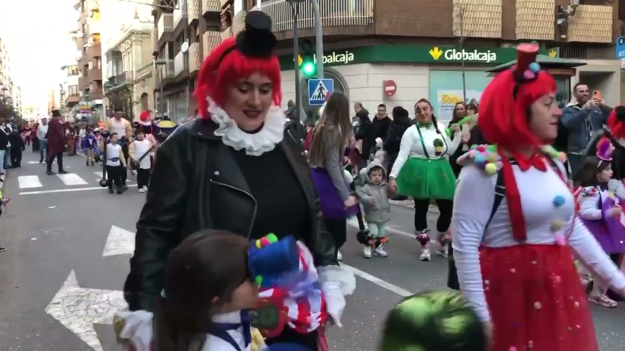 Los centros educativos llenan de color las calles de Valdepeñas.