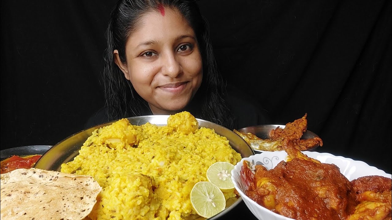 Eating Show -Kichdi, Spicy🔥chicken Kosha, Egg Omelette, Onion Pakora, Papad, Chutney #rainyday #food