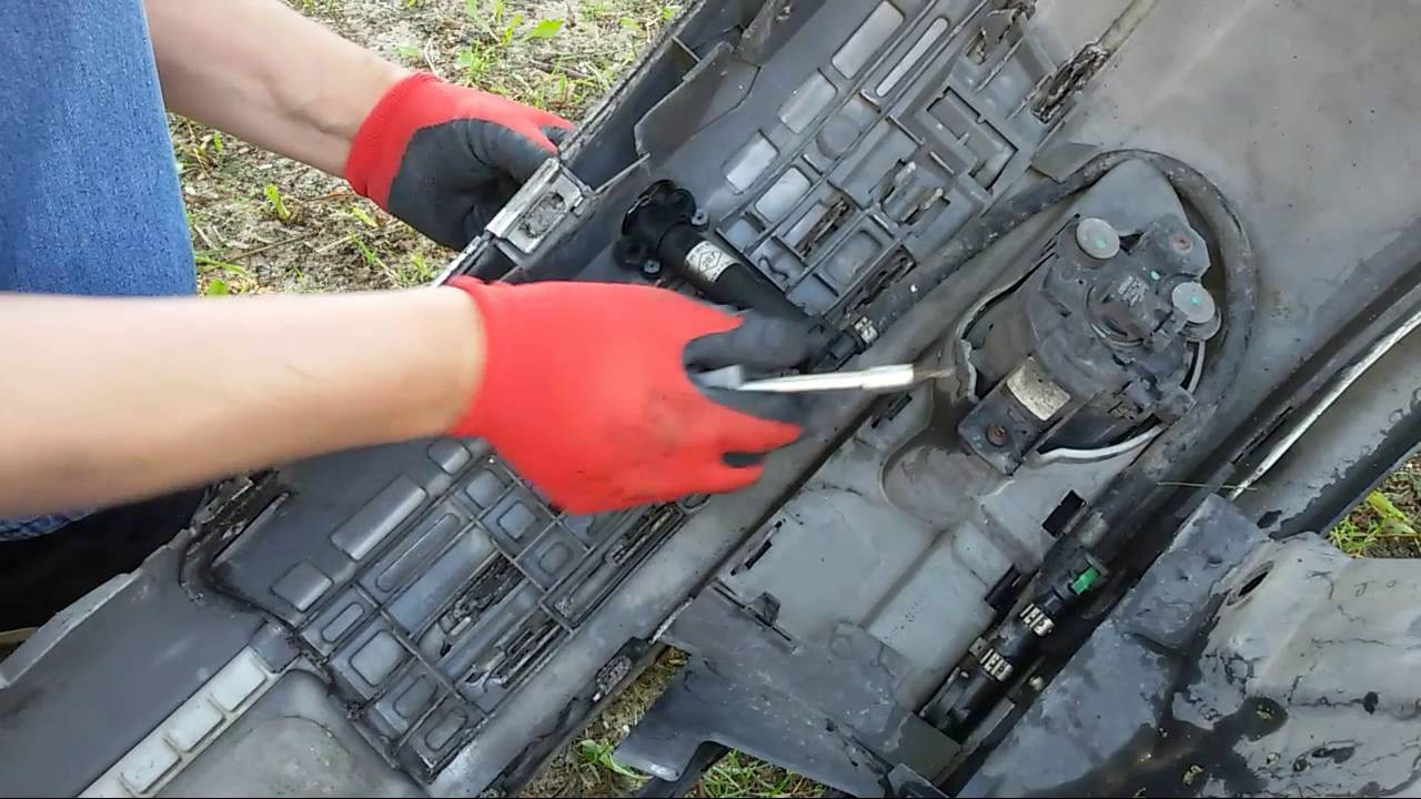 Renault Laguna 2 demontaż zderzaka i naprawa spryskiwacza reflektora.