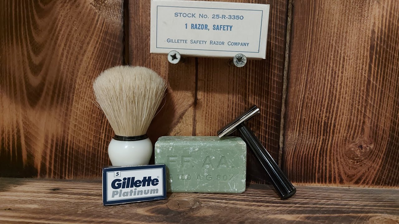 La rasatura in trincea. Gillette WW II.