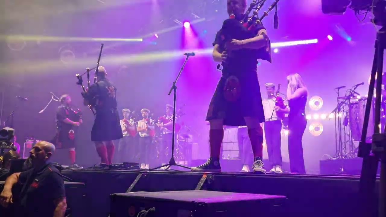 Red hot chili pipers x bagad lann bihoue - avicii wake me up / festival interceltique Lorient 2025