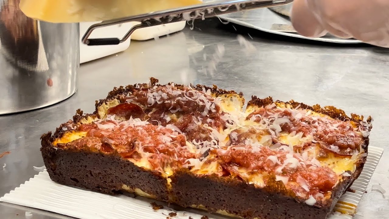 Halal Detroit Style Pizza And Fried Chicken / How To Make Detroit Pizza - American Food