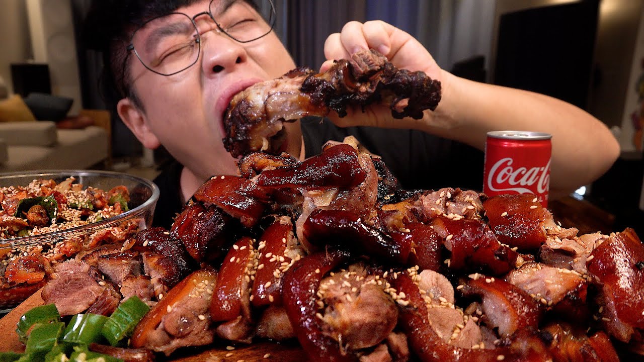 SUB_Я поел жареные свиные ножки Это очень вкусная еда. Счастливый Рождество