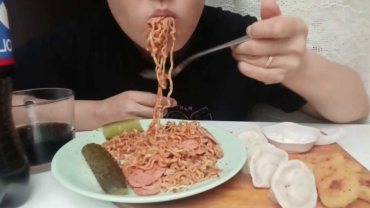 Мукбанг наггетсы, лапша, пельмени 
