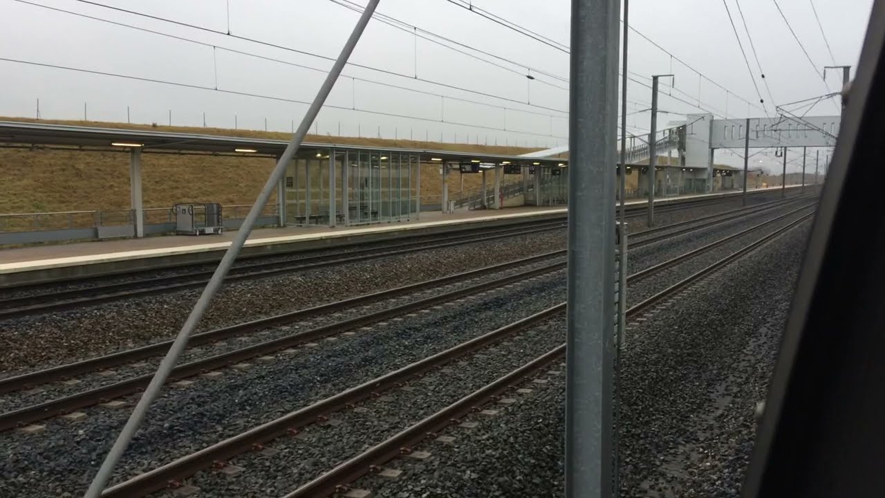 Vue extérieure d’un TGV qui démarre de la gare de Lorraine