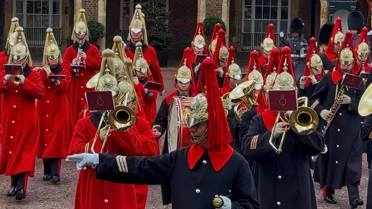 STUNNING GOLD HELMETS AND CHRISTMAS TREES SHINE BRIGHT AT LONDON’S CHANGING OF THE GUARD 🇬🇧