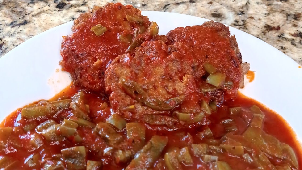 Tortitas de Atún con Nopalitos en chile Rojo