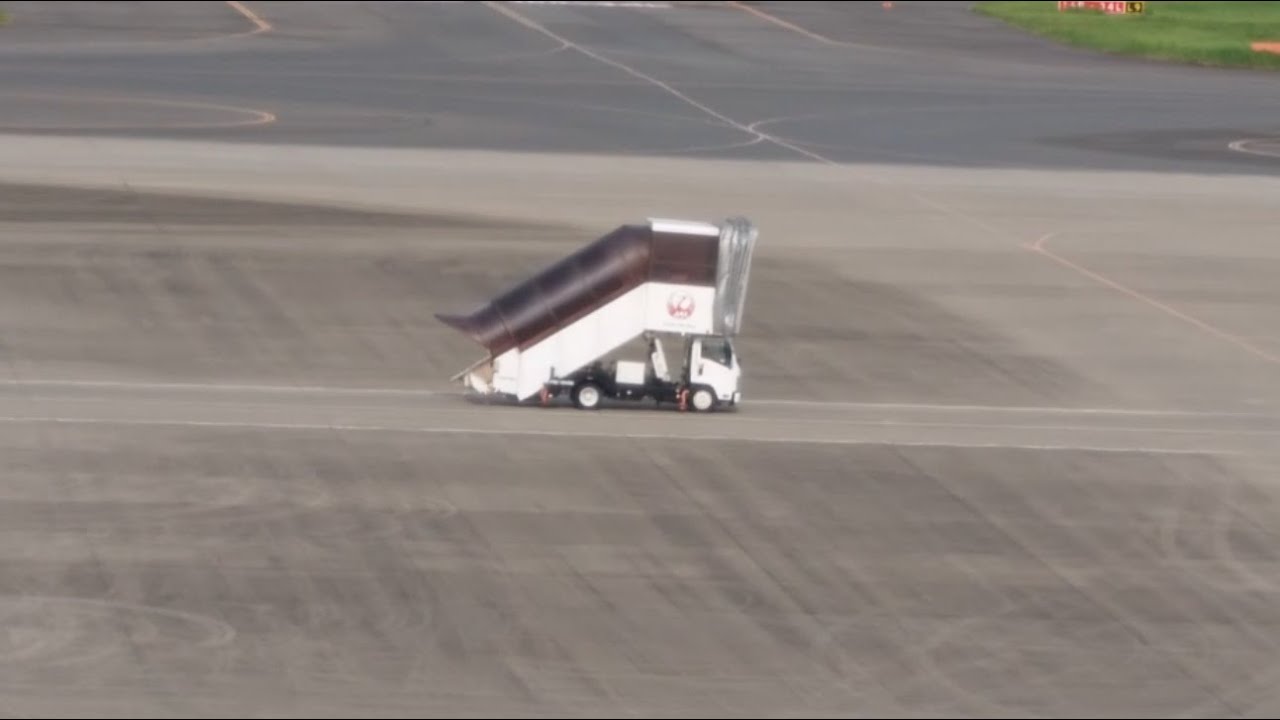 【JAL】機敏に動くタラップ車(パッセンジャーステップ) ～ 羽田空港